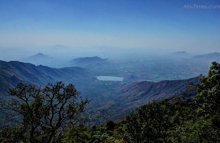 माउंट आबू मार्ग पर खाई में गिरी सवारियों से भरी जीप