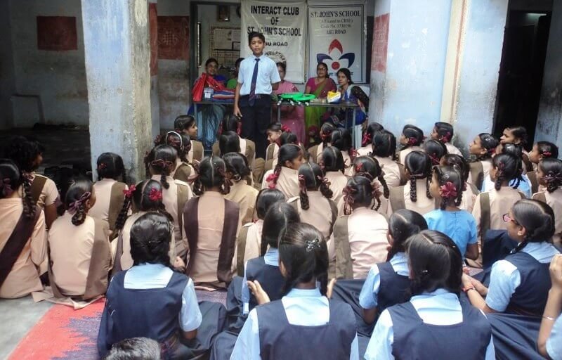 सेंट जाॅन्स स्कूल के छात्र जितना शिक्षा में आगे है उतना ही सामुदायिक सेवा में भी