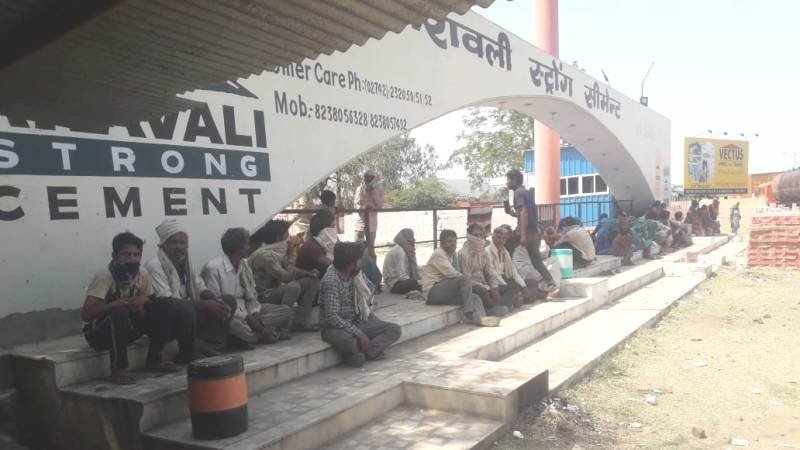 पुलिस ने ट्रक से सीमा पार कर रहे 100 से अधिक मजदूरो को किया क्वॉरेनटाइन