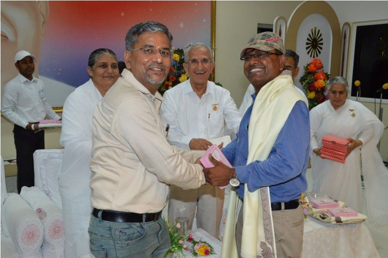 रक्तदान जीवनदान में अहम भूमिका निभाते आ रहे लैएक अहमद का सम्मान
