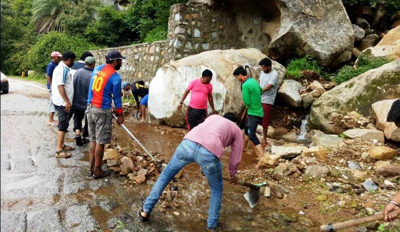 मूसलाधार बारिश से आ रही हर विपदा से पार पाने की हर मुमकिन कोशिश करता "आपदा दल"