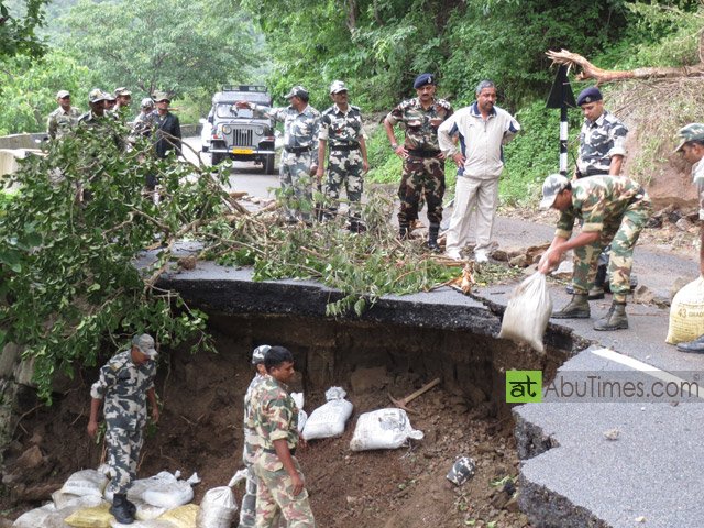 देश सेवा के लिये तत्पर, आर्मी और सी.आर.पी.एफ, के जवानो ने माउंट आबू को संभाला