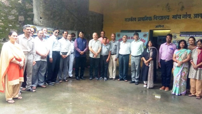 लायंस क्लब माउंट आबू द्वारा मांज गाँव के सरकारी स्कूल में पाठ्य पुस्तकें आदि वितरण समारोह