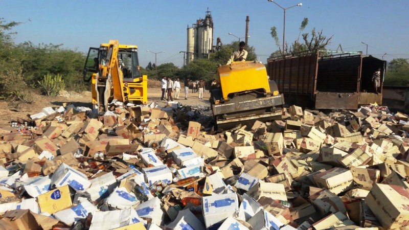 गुजरात आबकारी विभाग ने 2 करोड,37 लाख,53 हजार 260 रूपये कि जब्त शराब कि नष्ट