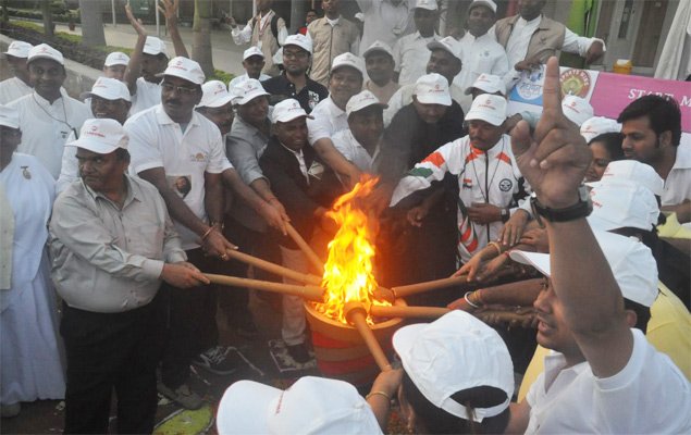 राष्ट्रीय तीरंदाजी के स्वर्ण पदक विजेता लीम्बा राम जी ने मशाल जला के मराेथॉन का आगाज किया