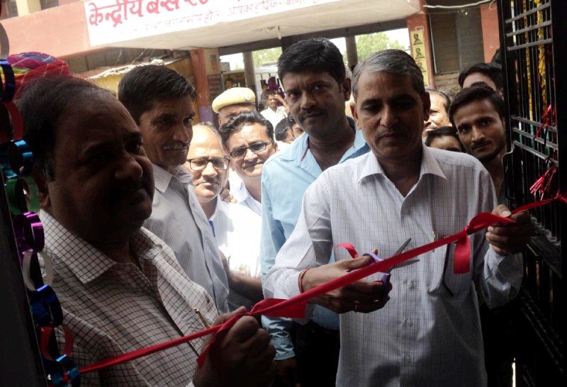 आदर्श चेरिटेबल फाउण्डेशन द्वारा स्थापित मिनरल वाटर एटीएम मशीन का सिरोही बस स्टैण्ड परिसर में उद्घाटन
