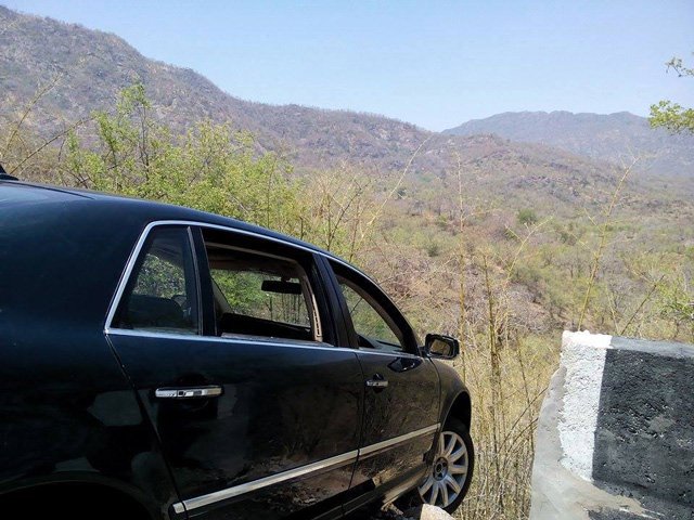 A big accident escaped at the last edge of mountain