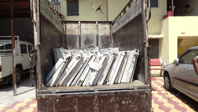 अैवध निर्माण सामग्री परिवहन करते एक ट्रक और पिकअप की जब्त