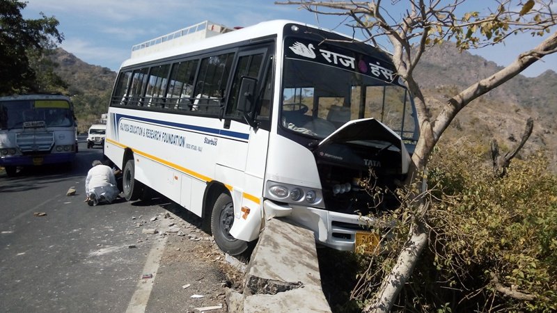 लटकी बस, बाल बाल बची जान: माउंट आबू-आबूरोड मार्ग पर बस दुर्गटनाग्रस्त