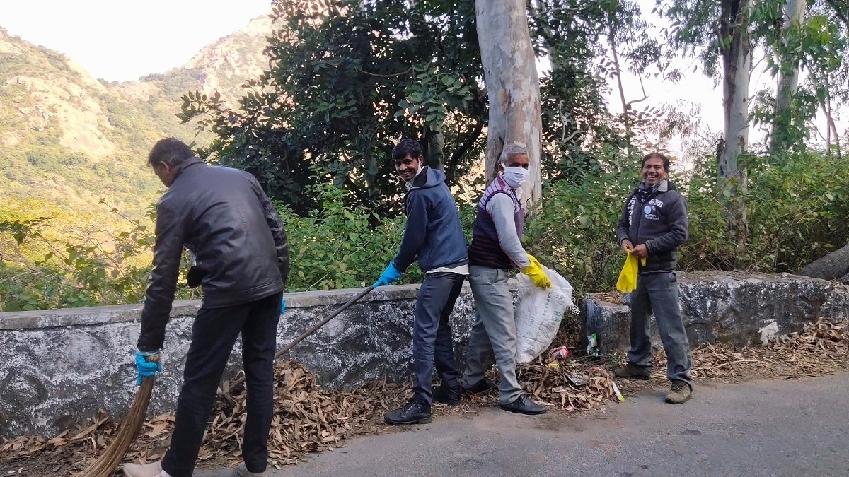 माउंट आबू मार्ग की सफाई के लिए आबू वासियों ने किया श्रम दान