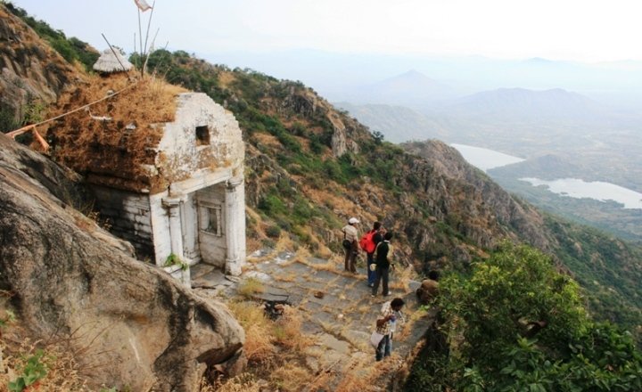 इतिहास के पन्नो में एक ऐसा स्थान जहां अभी तक नही पहुंचा पुरातत्तव विभाग एवं प्रशासन