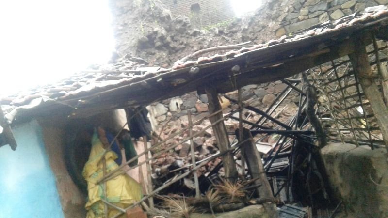 बारिस से गिरे गरीबो के आशियाने