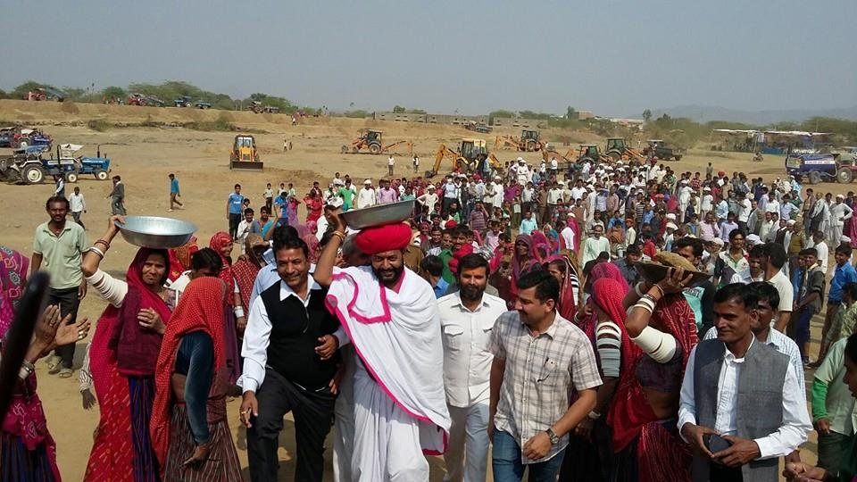 'मुख्यमंत्री जल स्वालम्बन' महा अभियान के अंतर्गत ओटाराम देवासी सहित हजारों ग्राम वासियों ने किया श्रमदान