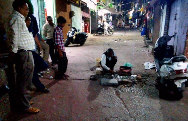 पार्षद व प्रशासन के वार्ड से बेरुखी की भरपाई कर रहे आमजन