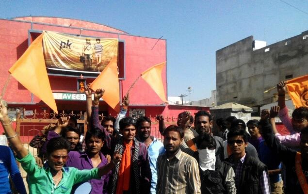वीएचपी व बजरंग दल ने किया पीके मूवी का विरोध, आबूरोड