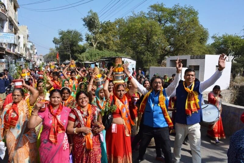 श्री राम कथा के तहत कलश यात्रा मे उमडी महिलाएं: आबूरोड़
