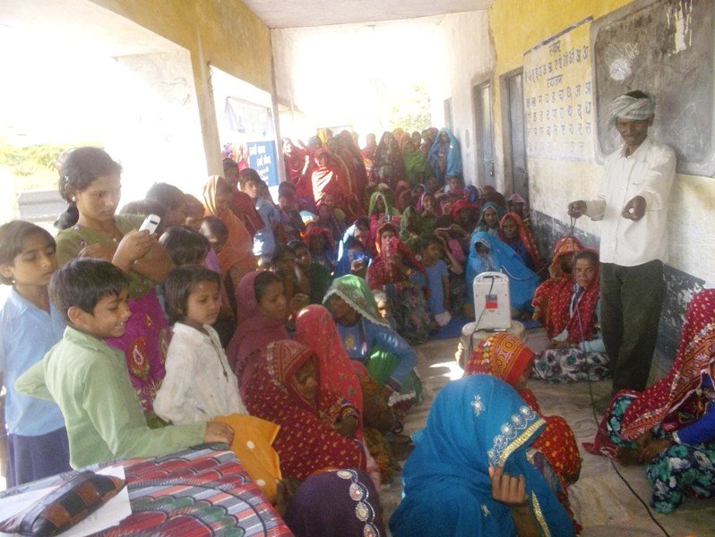 रेडियो मधुबन ने उठाई अदिवासी महिलाओं की आवाज़
