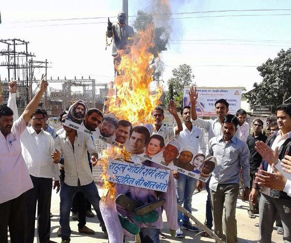 सिरोही भाजपाईयों ने बनाया आज का 'रावण'; केजरीवाल, नीतिस, सोनिया आदि का फूंका पुतला