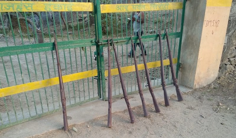 राज भवन से चौरी हुई 7 एंटिक बंदूके, राज हंस नर्सरी के गेट पर रखी मिली