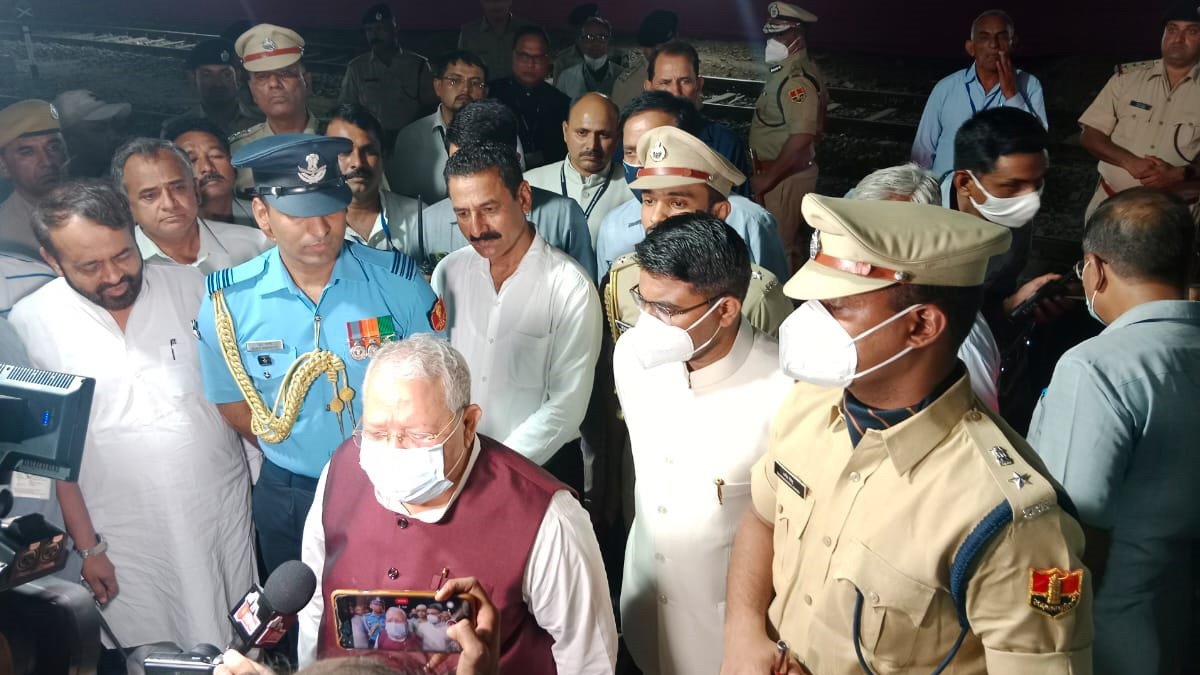 ट्रेन से परिवार सहित आबूरोड़ रेलवे स्टैशन पर पहुंचे महामहिम, पुष्प गुच्छ देकर की अगवानी