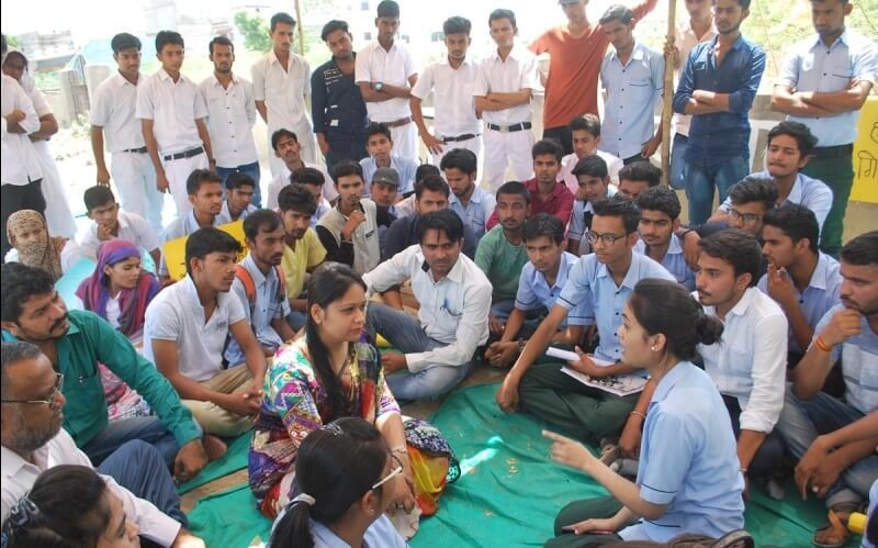 सावित्री गलोबल नर्सिंग कॉलेज के प्रधानाचार्य की गिरफ़्तारी को लेकर छात्र संग का धरना प्रदर्शन तेज़