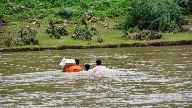जान जोखिम मे डाल प्रशासन पहुंचा राहत सामग्री लेकर