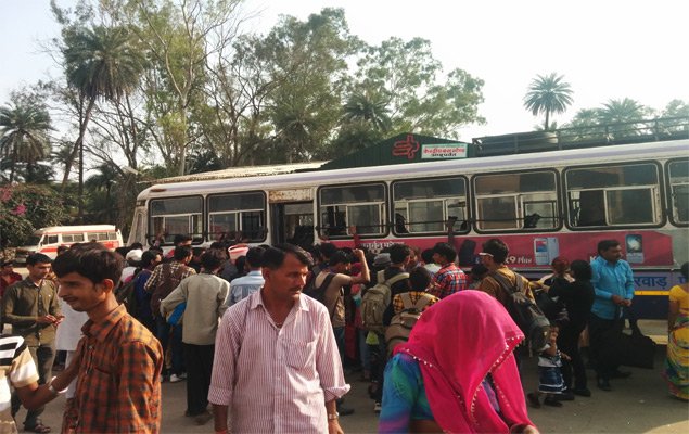 Roadways Bus at Mount Abu adjusting with passesngers double to its capacity