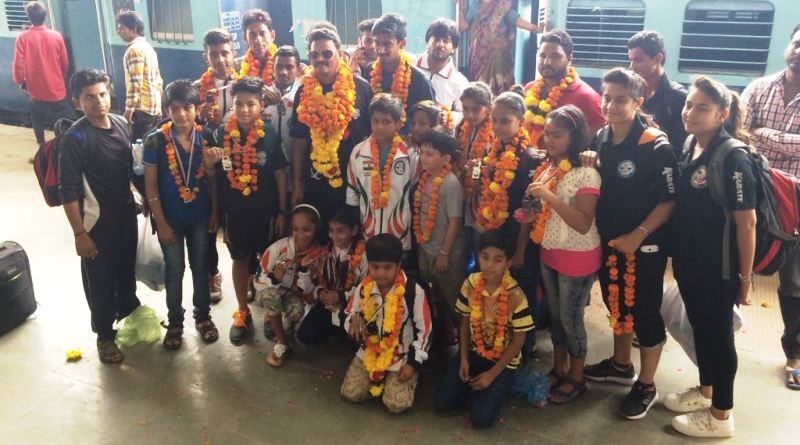 राष्ट्रीय कराटें प्रतियोगिता में 2 गोल्ड, 5 सिल्वर व 9 ब्रोंज पदक के साथ लौटी जिला टीम का भव्य स्वागत