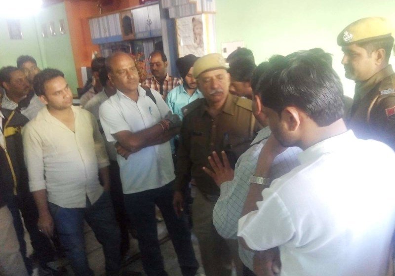 क्या बीमा करने के नाम पर छात्र अभिभावक हुए शिकार ?