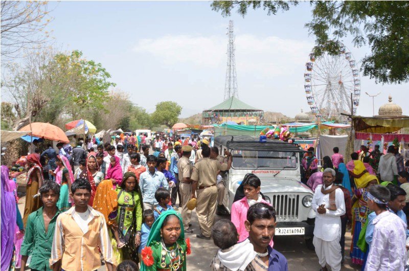 सियावा मेले में उमडे आदिवासी, मेले मे युवक पर चाकू से हमला