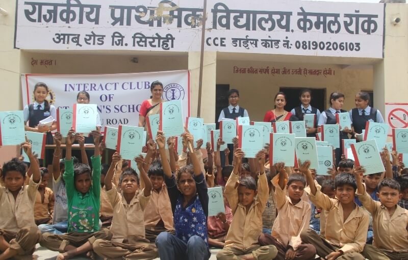 सब पढ़े, सब बढे, सेंट जाॅन्स स्कूल द्वारा अभ्यास पुस्तिका वितरित
