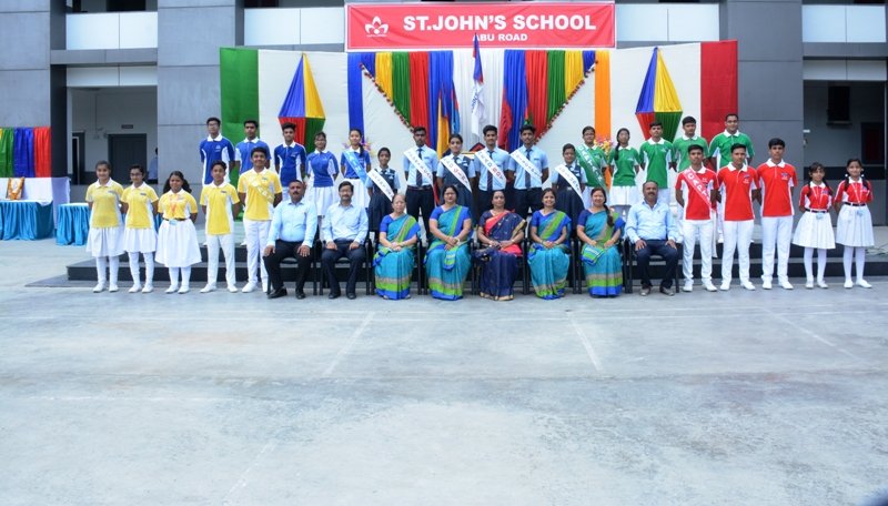 सेंट जाॅन्स स्कूल में छात्र समिति के पदाधिकारियों का पद-ग्रहण समारोह