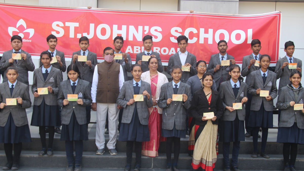 सेंट जॉन्स स्कूल, आबूरोड में 'आजादी के अमृत' महोत्सव के अतंर्गत पोस्ट कार्ड लेखन हुआ
