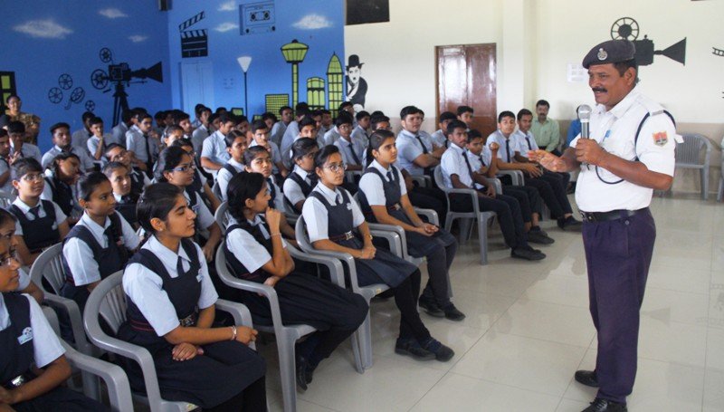 सेंट जॉन्स स्कूल में ’सड़क सुरक्षा जन-जागृति अभियान’ की कार्यशाला का आयोजन हुआ