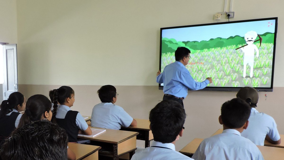सेंट जॉन्स स्कूल में अब इंटरैक्टिव बोर्ड से पढ़ाएंगे शिक्षक