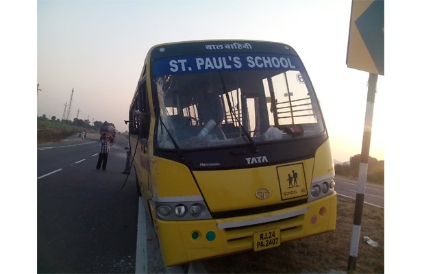 सैंट पॉल’स स्कूल, स्कूल  कि बस टकराई, 7 बच्चे 2 शिक्षक घायल