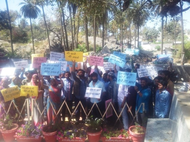 Street Wanders Protest for Livelihood, Not Ready to Relocate