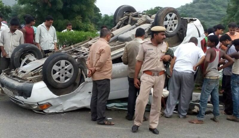 अनियंत्रित टवेरा पलटी, सभी यात्री सुरक्षित