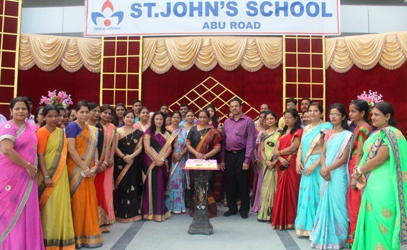 सेंट जाॅन्स स्कूल के छात्रों ने किया ’गुरूजनों का अभिनंदन’