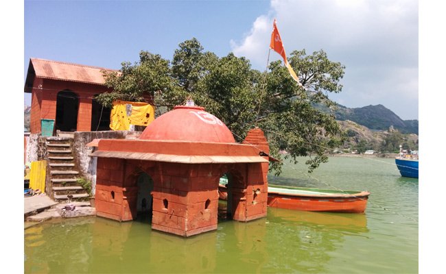 Nakki Lake Shiv Ling Temple Dipped in Lake Water, Mount Abu