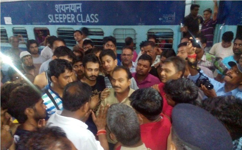 चलती ट्रेन में यात्रियो के साथ लूट, नकासबपोश लूटेरो ने पत्थर बाजी कर यात्रियो को किया घायल, लाखो के जेवर ले उड़े