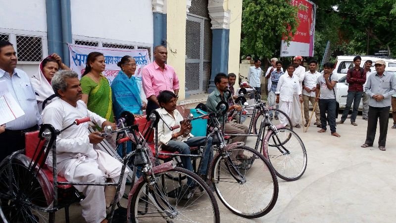 सामाज कल्याण सप्ताह सम्पन्न : जिला कलेक्टर ने विशेष योग्यजन को ट्राई साईकिल दीं
