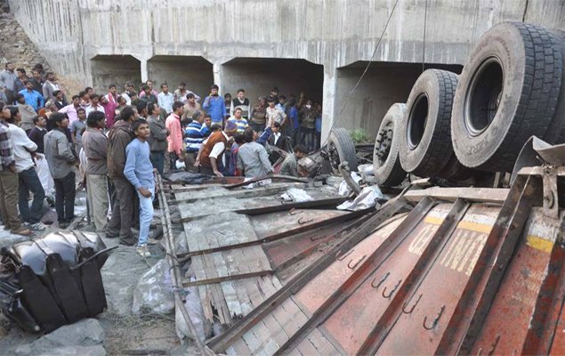सीमेंट से भरा ट्रक पूल से निचे गिरा कोई जन हानि नहीं