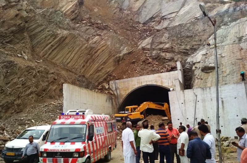 बारिश और हादसे की सिरोही में दस्तक, फोरलेन पर टनल का मलबा ढहा