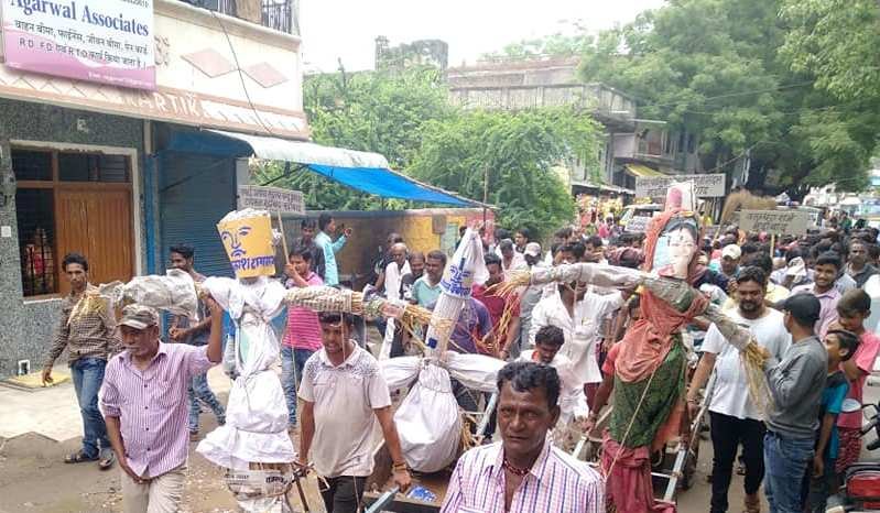 जीले में हुई सफाई कर्मचारियों की भर्ती की जांच को लेके आबू व आबुरोड में वाल्मीकि समाज का विरोध प्रदर्शन