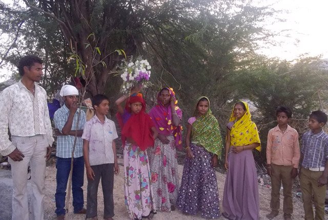 मोरडू गाव  की लडकिया गोर के गीत गाते हुए