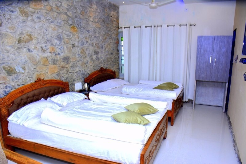 hotel-toppers-corner-mount-abu-familr-rooms