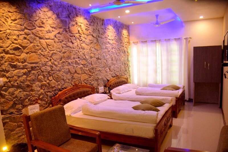 hotel-toppers-corner-mount-abu-four-bedded