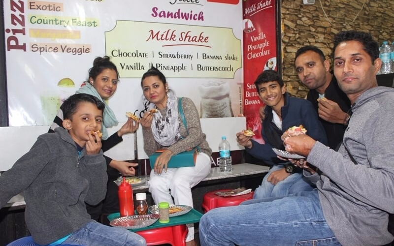 tourists-pizza-crust-mount-abu