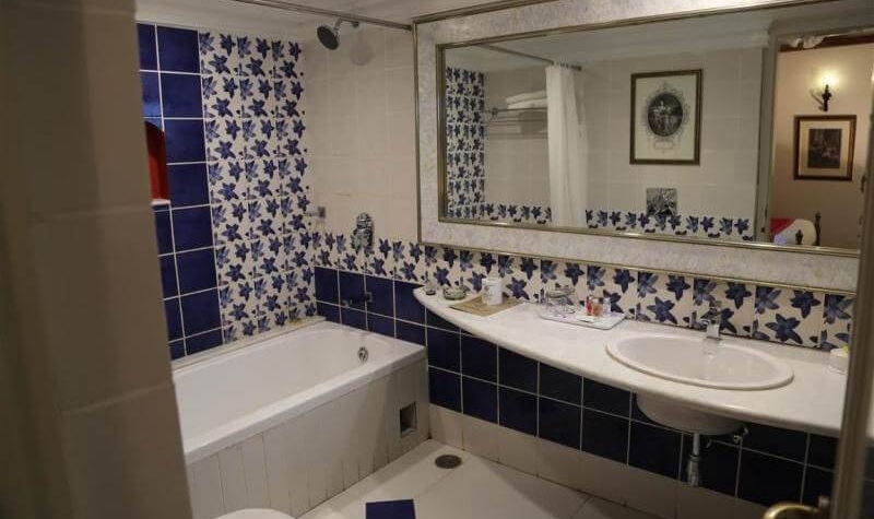 hotel-hillock-mount-abu-bathroom